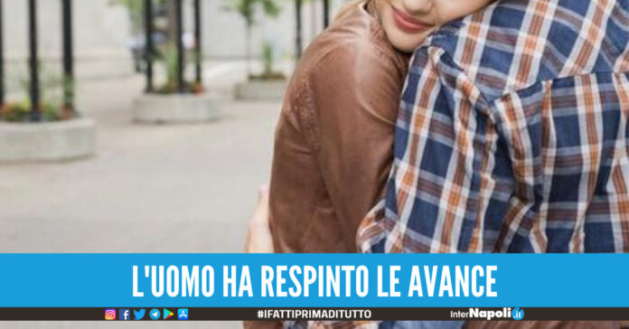 Mostra il seno ad un ragazzo, poi lo palpeggia donna denunciata nel Salernitano