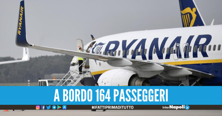 Terrore sulla rotta Valencia-Napoli, fumo durante il volo: aereo Ryanair costretto all’atterraggio di emergenza