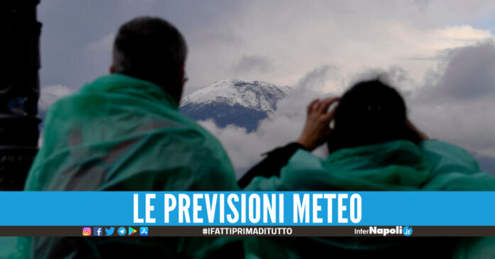 Vesuvio imbiancato, foto ANSA