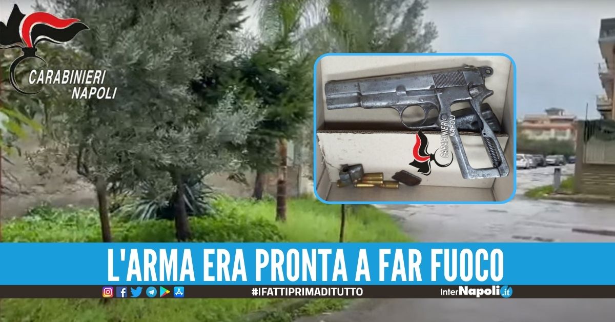la pistola alla vista dei carabinieri, arma ritrovata a Frattaminore