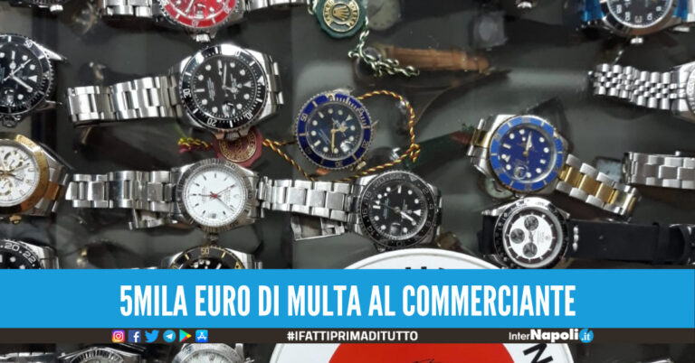 Ma quale orologi di marca, sono tutti falsi: maxi sequestro in un negozio a Napoli