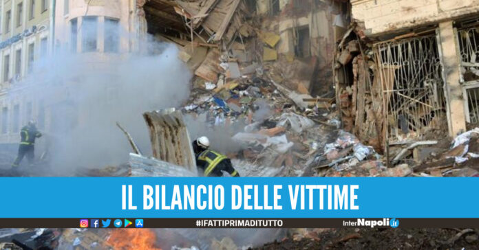 Guerra in Ucraina, continuano i bombardamenti su Kiev: missili lanciati contro i palazzi