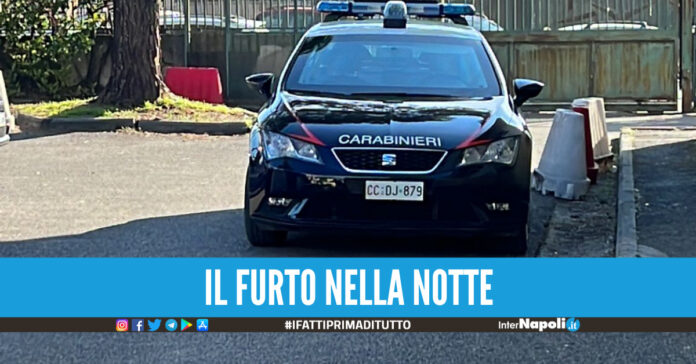 Furto nella notte a Giugliano, ladri fanno irruzione a scuola e rubano i computer