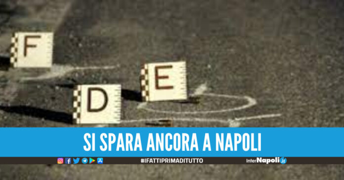 Reagisce alla rapina e gli spara alla gamba, 18enne ferito ai Quartieri Spagnoli