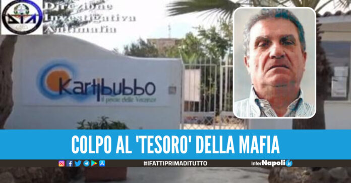 Calcedonio Di Giovanni, sullo sfondo il complesso turistico sequestrato