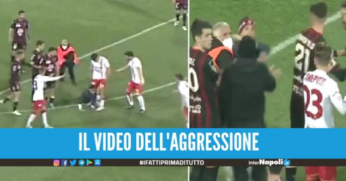 Invasione di campo durante Foggia-Catanzaro, tifoso aggredisce l'attaccante prima del rigore