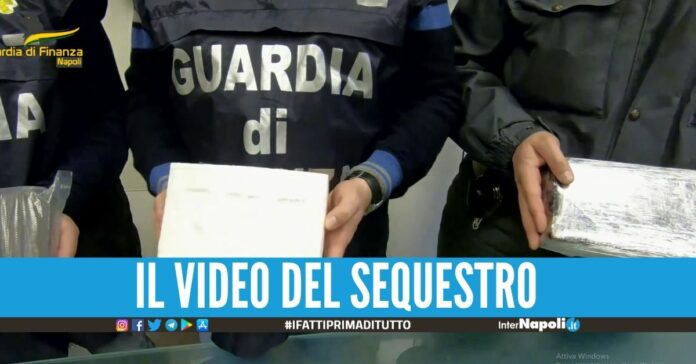 Sequestrati 600 kg di hashish e 12 di cocaina, blitz dell'Antimafia di Napoli