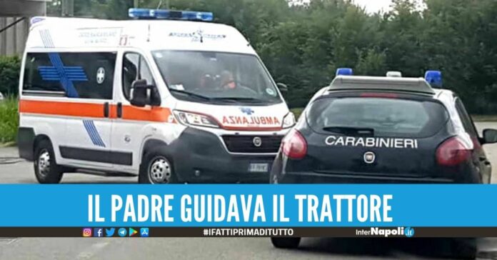 Dramma a Casalnuovo, bimbo di 2 anni muore incastrato sotto al trattore