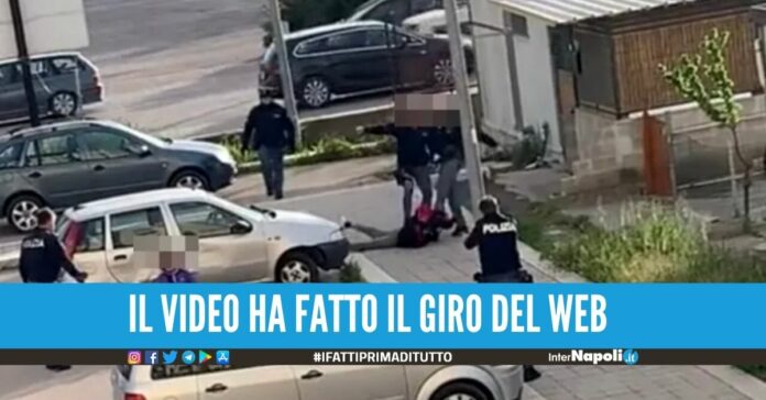 Poliziotto sferra un calcio in faccia al ragazzo immobilizzato, il video è virale su Tiktok