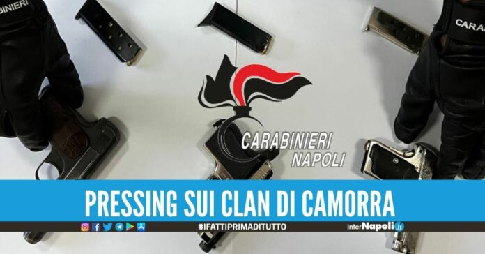Pistole e munizioni sono state scovate dai carabinieri di Caivano in un immobile disabitato di via de Cesare. I carabinieri hanno scoperto