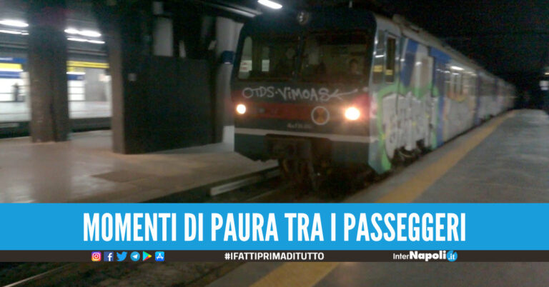 Metro Linea 2 a Napoli, treno danneggiato da un cavo caduto: 5 persone ferite