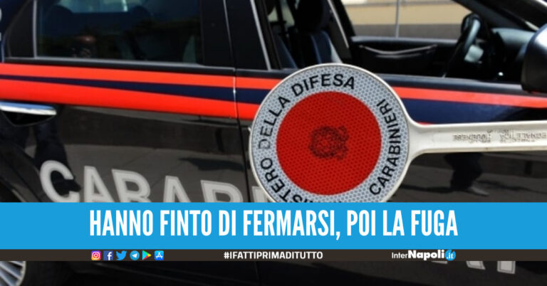 Non si fermano all'alt e investono i carabinieri, nei guai 2 ragazzi di Napoli