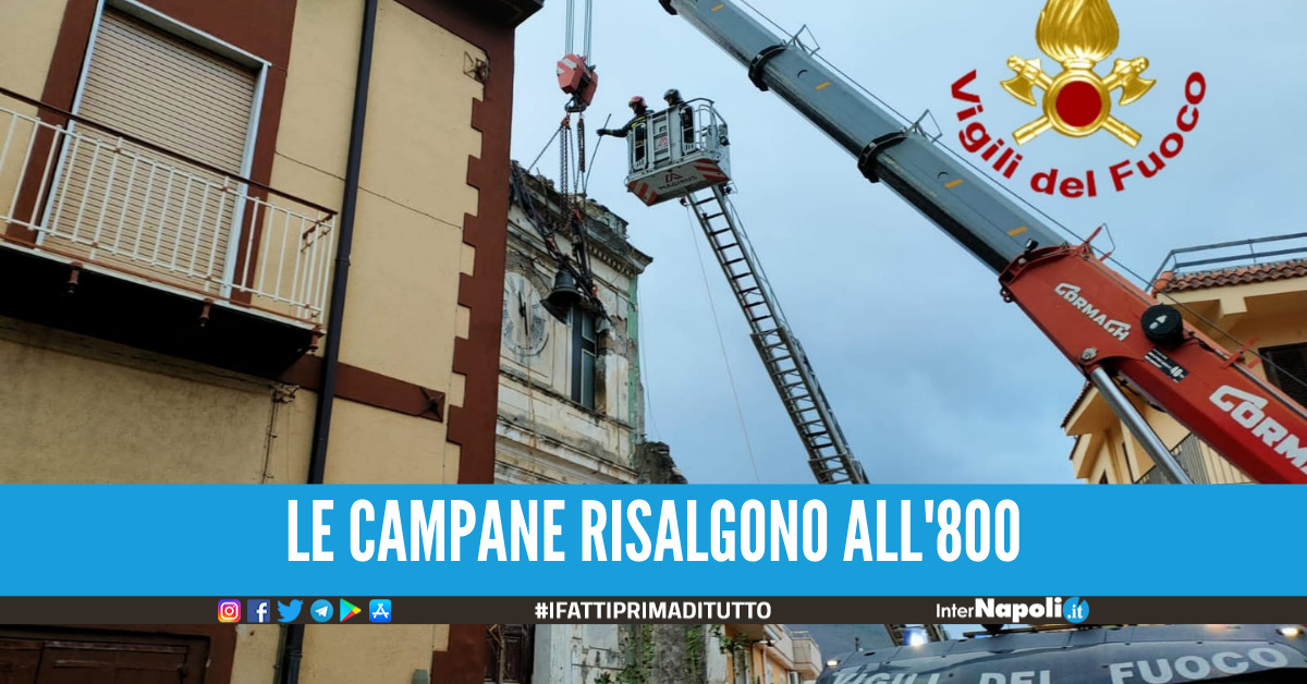 Maltempo in Campania, il tetto della chiesa vola via per il vento: 2 campane restano appese