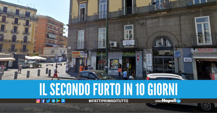 Raid nella sede dei vigili a Napoli, ladri in fuga con tablet e soldi