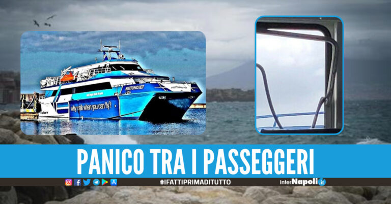 Paura su un aliscafo ad Ischia, onda anomala sfonda l'oblò e inonda la sala passeggeri