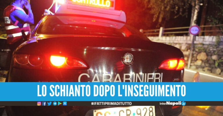 Non si fermano all'alt e scappano contromano in moto, 2 ragazzi si schiantano sull'auto dei carabinieri