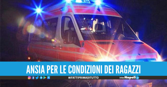Incidente nell'Agro Aversano, auto con 5 ragazzi si schianta contro il balcone di un'abitazione