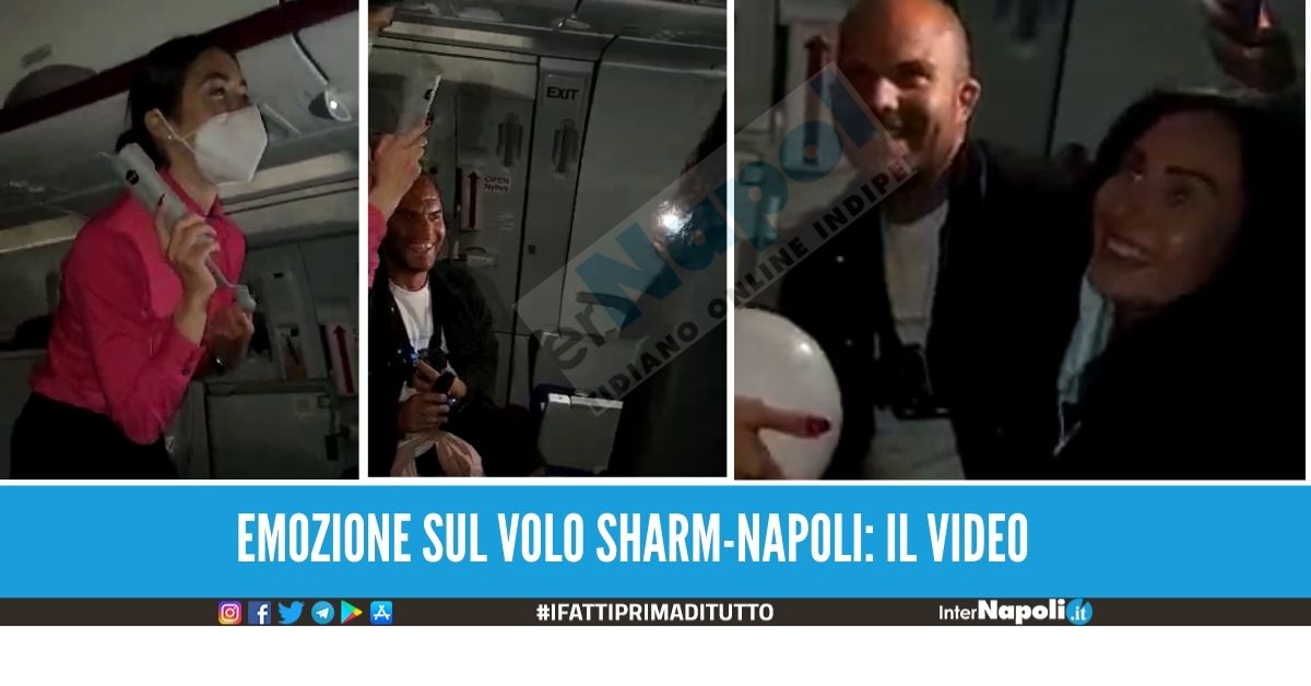 "Mi vuoi sposare?". Proposta di nozze tra le nuvole, coppia di Napoli fa festa in aereo video