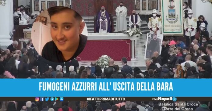 Folla e palloncini bianchi ai funerali di Giovanni, l'ultimo saluto per il 19enne ucciso