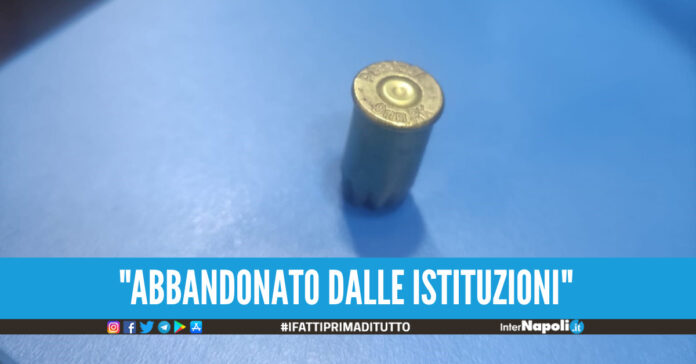 Il proiettile trovato dal titolare del bar, foto Francesco Emilio Borrelli