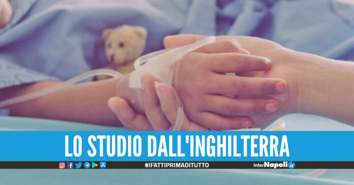 Mano bambino in ospedale, foto di repertorio