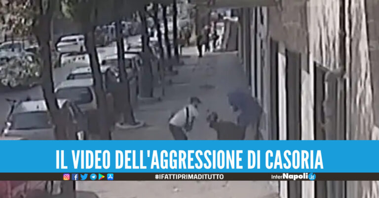 Poliziotto picchiato a Casoria per rubargli lo scooter, il video dell’aggressione