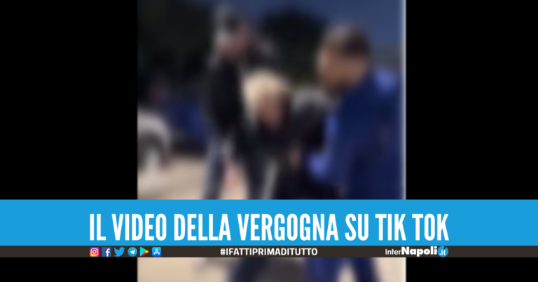 Vergogna in provincia di Napoli, ‘branco’ trascina un uomo in un cassonetto. Il video