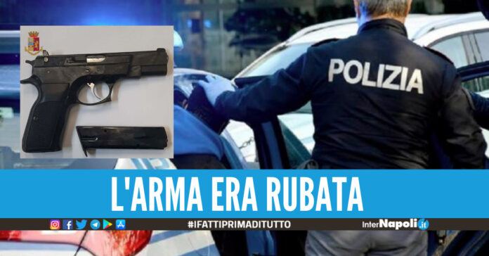 Arresto, foto di repertorio - nel riquadro l'arma sequestrata