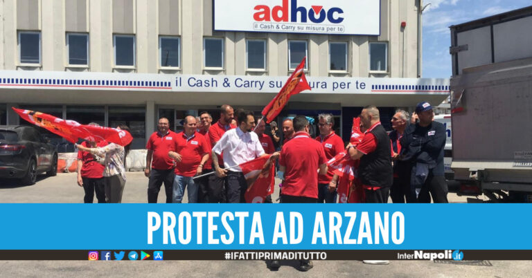 Arzano, protesta dei lavoratori Adhoc