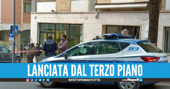 bimba lanciata dalla finestra