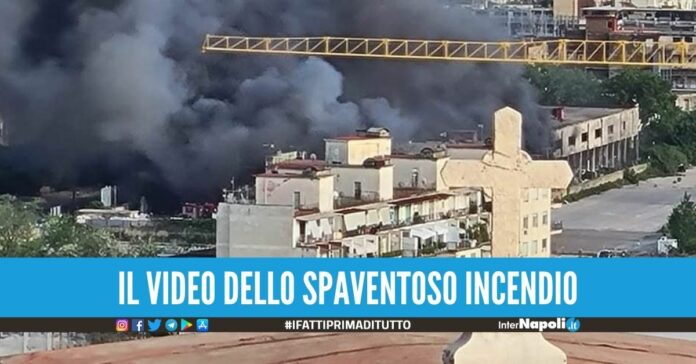 Maxi rogo nel campo rom di Gianturco, fumo visibile da chilometri incendio