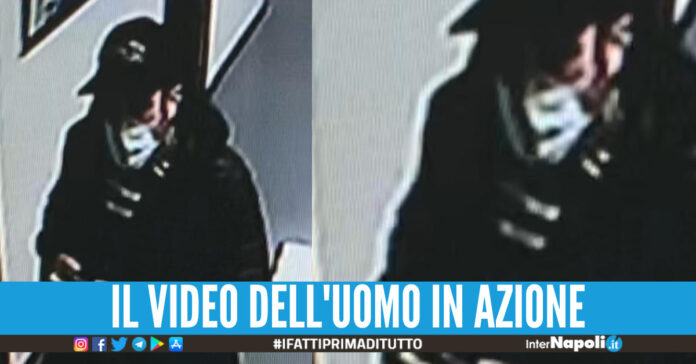 Casoria, caccia all'uomo misterioso: si aggira armato per derubare