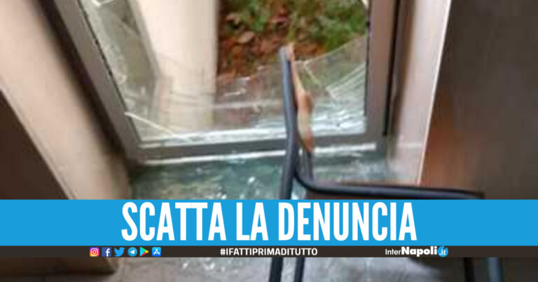 Follia al Comune di Arzano, 43enne lancia una sedia e sfonda la vetrata dell’ufficio anagrafe