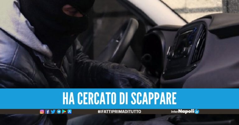 Sorpreso a rubare tra le auto in sosta a Napoli, blitz della polizia