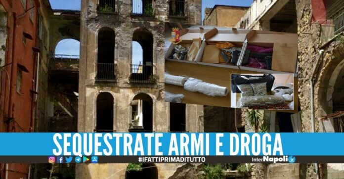 Pistole e 7 kg di marijuana nascosti nel palazzo confiscato al clan Gionta