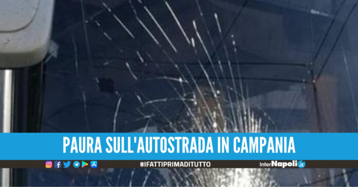 Si sfonda il parabrezza dell'autobus, terrore per gli studenti sull'A2: stavano andando in gita