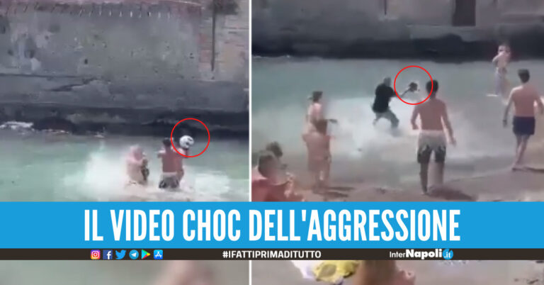 Napoli, violenta aggressione in spiaggia a Posillipo: la vittima colpita con casco, pugni e calci anche in mare