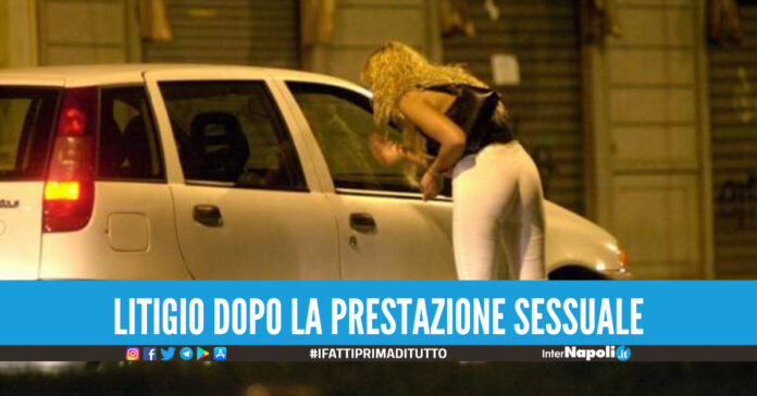Lite dopo il rapporto, escort travolge 45enne di Napoli con l'auto: corsa in ospedale