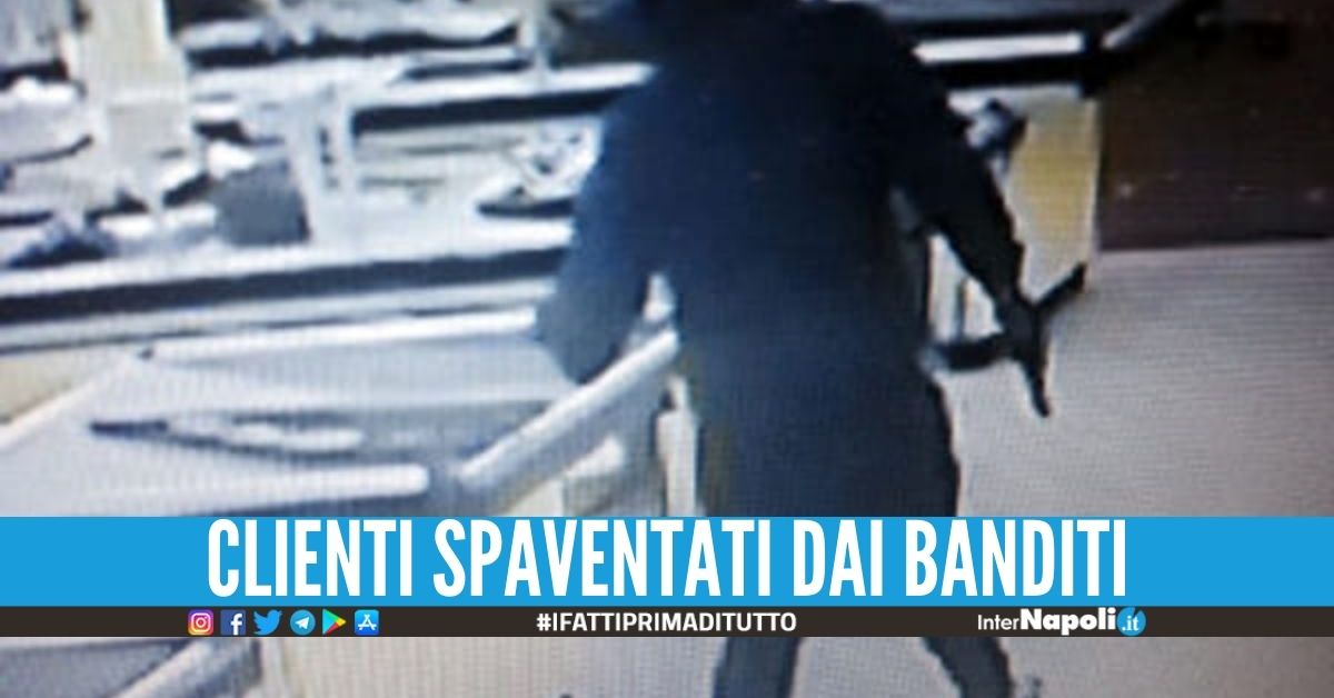 Rapina a mano armata nel supermercato a Napoli, banditi in fuga con il bottino