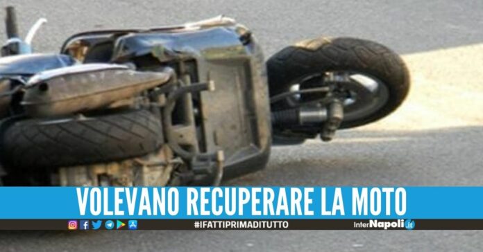 Travolgono una donna e cadono dalla moto, scoppia la rissa alla Sanità