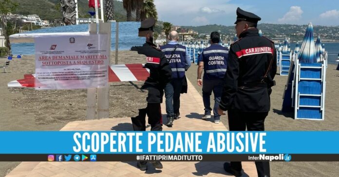 Cancelli e barriere per bloccare l'acceso al mare, blitz nel lido a Pozzuoli