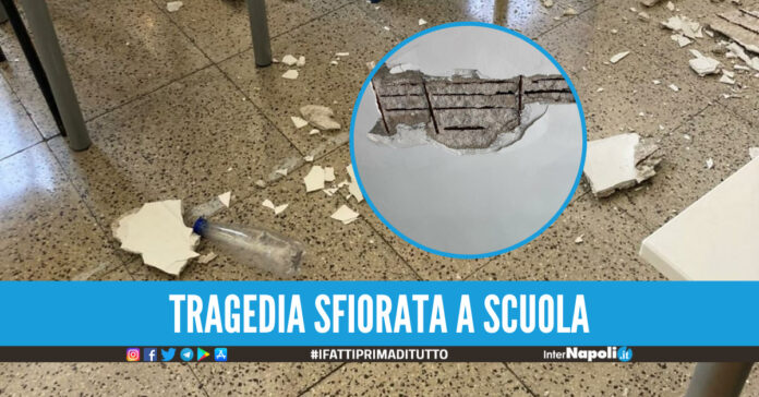 Tragedia sfiorata nella scuola di Caivano, il tetto dell'istituto crolla improvvisamente