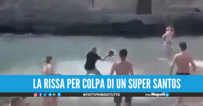 Massacrato in spiaggia a Posillipo, l'aggressione scaturita dal rimprovero per il pallone