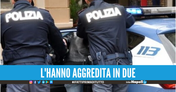 Violenza a Napoli, donna picchiata con una catena di ferra: volevano rubarle lo zaino