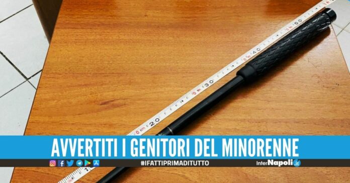 Girava con lo sfollagente da 50cm, 14enne beccato a Mergellina