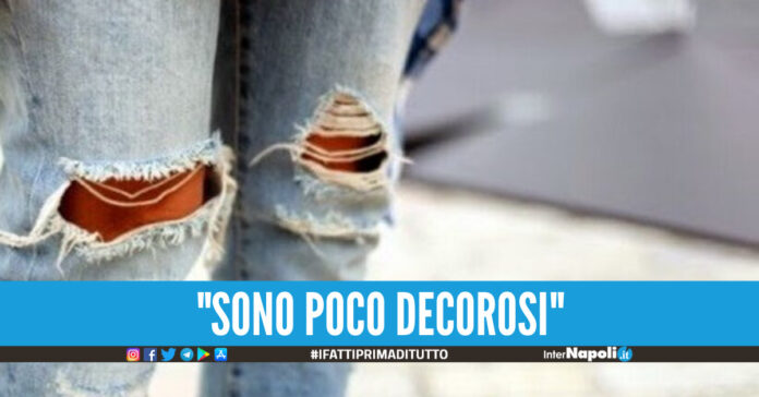 Assurdo a scuola, alunno va a scuola con i jeans stracciati: la vicepreside li copre con lo scotch