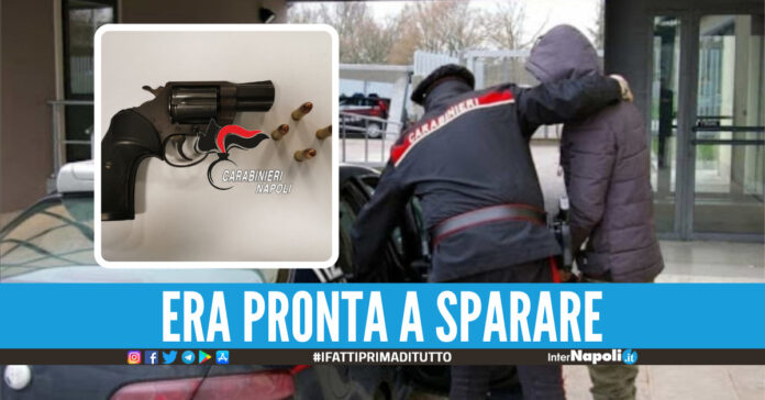 Foto di repertorio, nel riquadro l'arma sequestrata dai carabinieri
