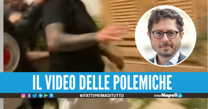 Il video pubblicato da Francesco Emilio Borrelli