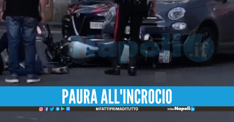 Incidente auto-moto a Napoli, centauro sbalzato a terra dopo lo schianto