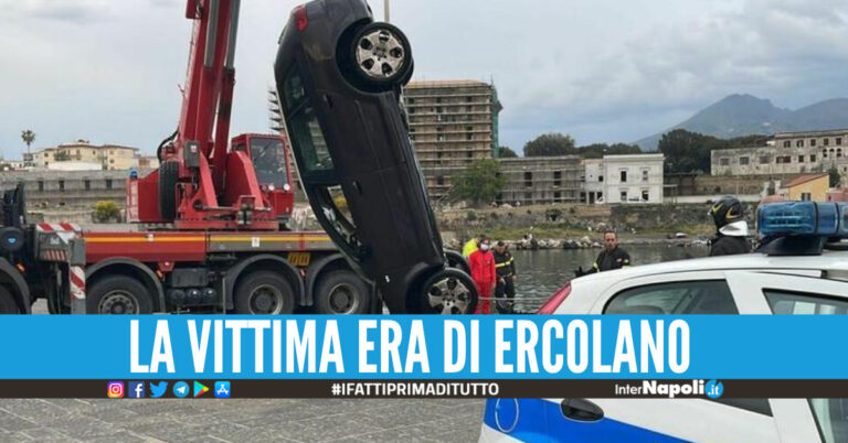 L'auto recuperata dalle acque del Granatello, foto Il Mattino